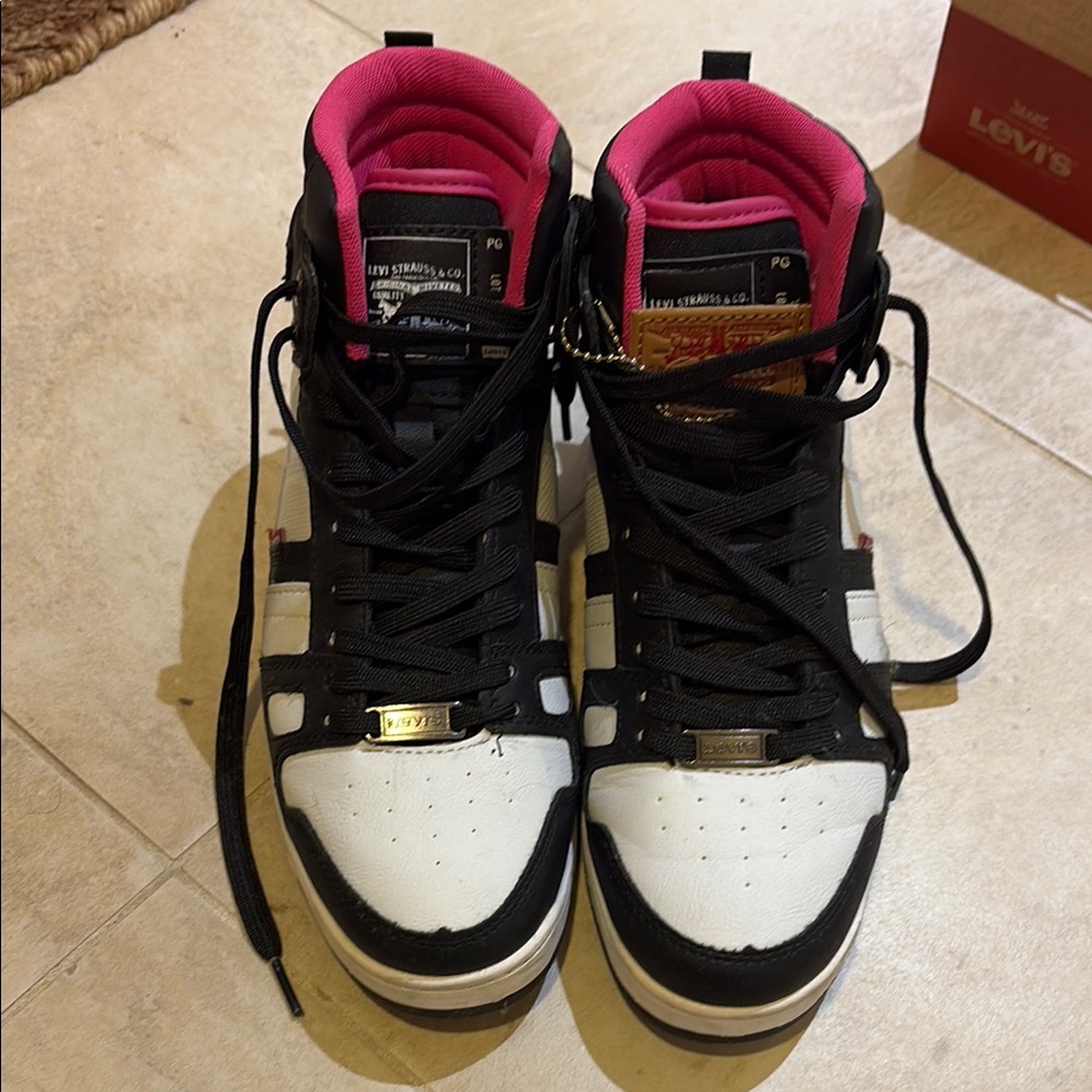 Women’s I Levi's Black and White High-Top Sneakers with Bold Design size 8